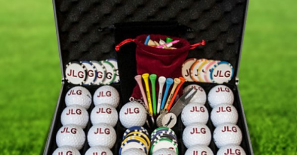 Golfball Set mit Gravur Initialen personalisiert 3 Wilson Golfbälle  Pitchgabel und 3 Tees in Geschenkbox weiß Wunschtext Geschenk Golfer/in  (Set mit 3 Wilson Duo Soft Bällen) : : Sport & Freizeit